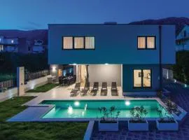 Five-Bedroom Holiday Home In Kastel Kambelovac