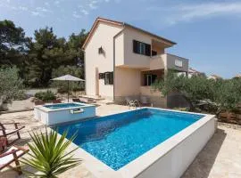 Awesome Home In Sutivan