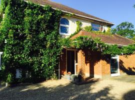 Stapehill Lodge B&B, bed and breakfast en Hampreston