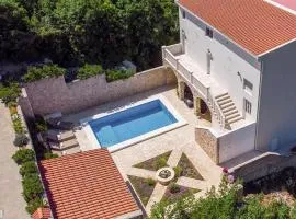 Six-Bedroom Holiday Home In Klek