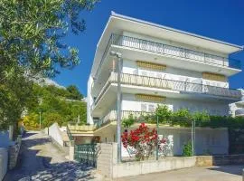 Four-Bedroom Apartment In Omis