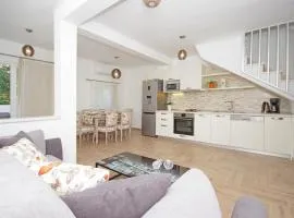 Three-Bedroom Holiday Home In Drvenik