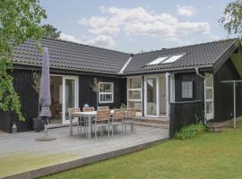Two-Bedroom Holiday Home With A Fireplace In Sjællands Odde, hotel in Yderby