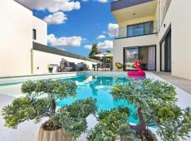 Beautiful Home In Peroj With Wifi