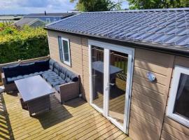 Chalet tussen Zee en Meer, cabin in Lauwersoog