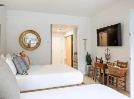 Incredible Location, Sleeps 4, Ski Access 7 min Walk Away, Community Hot Tub, Dining Nearby
