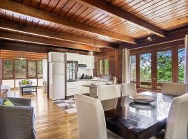 Chalet Flambwayan, quiet, peaceful and well located, hotel in Les Anses-dʼArlets