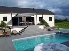 maison rue de la plage โรงแรมในLanobre