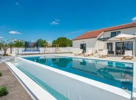 Beautiful Home In Skabrnja With Wifi