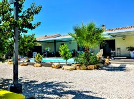 Amazing Home In St Victor La Coste, hotel v destinaci Palus