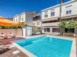 4 Bedroom Beautiful Apartment In Pula