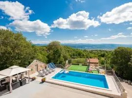 Four-Bedroom Holiday Home In Lokvicici