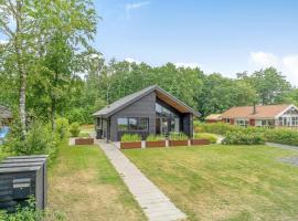 Awesome Home In Sunds With Lake View, hotel v destinácii Sunds