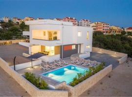 Villa Domenica - Luxury Sea View Apartment with Pool & Hot Tub - 350m to Babe Beach、ノヴァリャのホテル