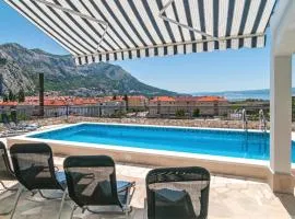 Six-Bedroom Holiday Home In Omis