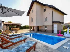 Awesome Home In Gracec With Sauna