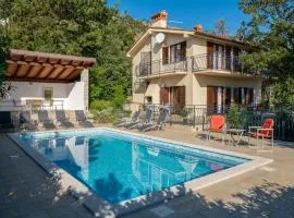 Amazing Home In Plomin With Kitchen