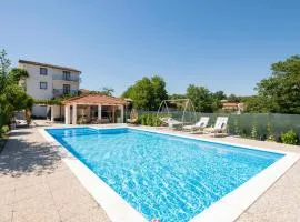 6 Bedroom Pet Friendly Home In Zmijavci