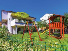 Three-Bedroom Apartment Kastel Kambelovac With Sea View 01, ξενοδοχείο σε Kastela