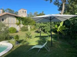 GITE 33 m2 - STUDIO avec kitchenette , espace salon, TV, 2 à 3 personnes PISCINE WIFI CLIM près Saint EMILION et du Périgord