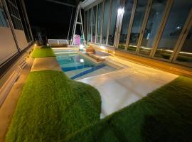 Aiko poolvilla, hotel v destinaci Lampang
