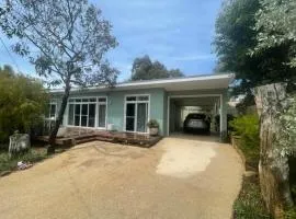 Saltbush - Ideally located and modernised MCM Beach House