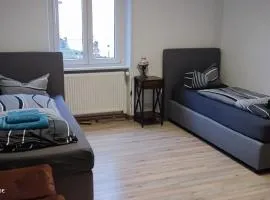 Monteurwohnung bei Würzburg bis 6 Personen mit gratis Parklätzen und Grill und WLAN 3x Schlafzimmer und Grill