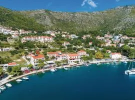 Five-Bedroom Apartment In Zaton Mali