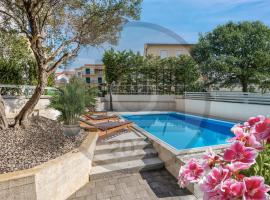 4 Bedroom Cozy Apartment In Srima, hotel a Srima