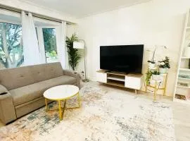 Amazing Home Near Toronto Airport with 2 Parking