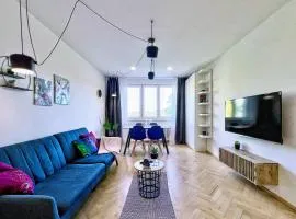 Jana's WoW apt, 2BR, Metro next door, near the airport