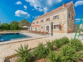Four-Bedroom Holiday Home In Citluk