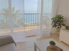 Apartamento con piscina en la primera línea de playa de Fuengirola
