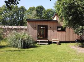 Tiny à l'orée des bois, hotel a Locquénolé