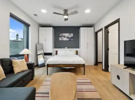 CozySuites Mass with parking lounge & roof deck #40