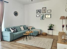 ADM Cozy Home - Entire private house&garden, close to Therme and Airport, Hotel in Tunari