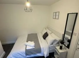 Private Room - Ensuite Bathroom - Free Parking