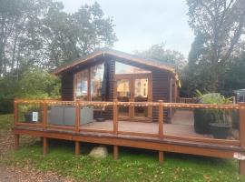 Falcove Lodge - 3 bedroom luxury lodge, 5G WiFi, full Sky TV, free parking & close to beach, hotel v destinaci Poole