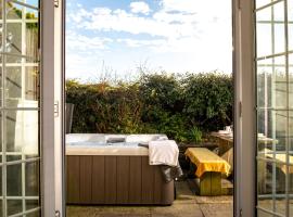 Badgers Way - with hot tub, hotel i Padstow