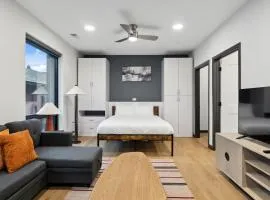 CozySuites Mass with parking lounge & roof deck #35