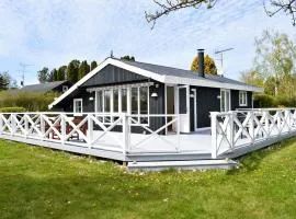 Two-Bedroom Holiday Home In Dronningmolle