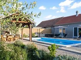 Gorgeous Home In Drinovci With Wifi