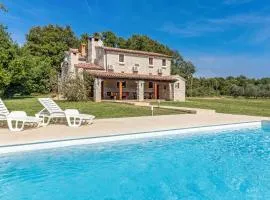 4 Bedroom Awesome Home In Pula