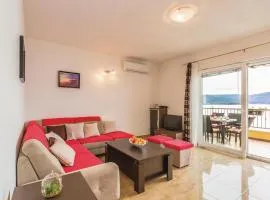 Three-Bedroom Apartment In Komarna