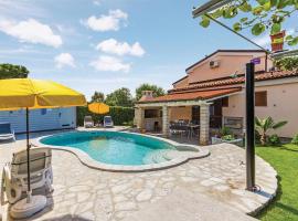 Nice Home In Pula With Wifi, hotel v destinaci Pula