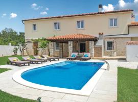 Gorgeous Home In Peruski With Wifi, Hotel in Peruški