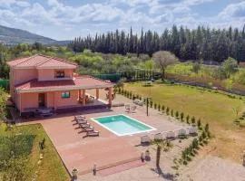 Four-Bedroom Holiday Home In Bilice