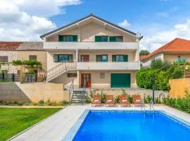 Three-Bedroom Holiday Home In Imotski