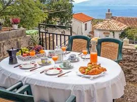 Three-Bedroom Holiday Home In Dragozetici