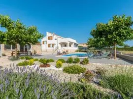 Three-Bedroom Holiday Home In Debeljak
